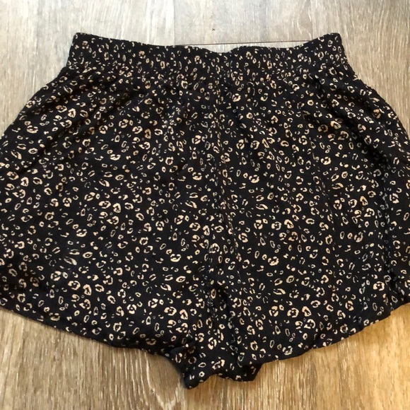 FLOWY LEOPARD PRINT SHORTS - Picture 2 of 4